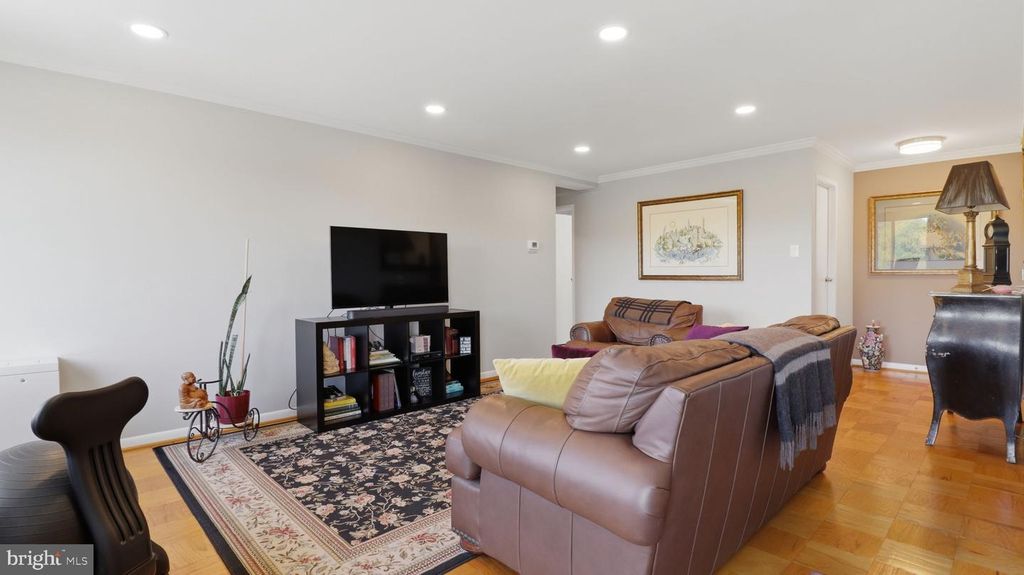 Image 12 of property listing at 10201 GROSVENOR PL #1009, Rockville, MD 20852