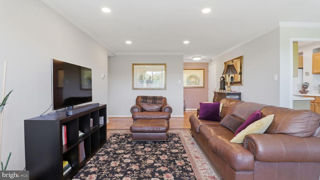 Image 13 of property listing at 10201 GROSVENOR PL #1009, Rockville, MD 20852