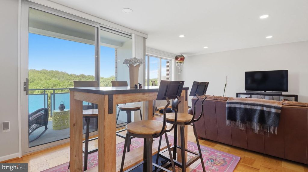Image 17 of property listing at 10201 GROSVENOR PL #1009, Rockville, MD 20852