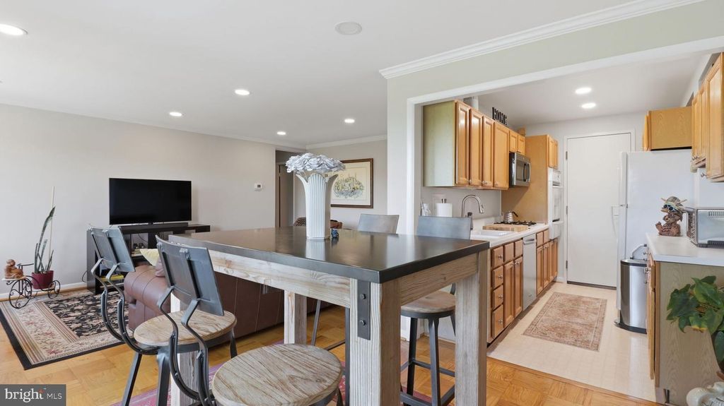 Image 19 of property listing at 10201 GROSVENOR PL #1009, Rockville, MD 20852