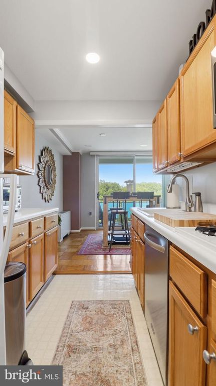 Image 2 of property listing at 10201 GROSVENOR PL #1009, Rockville, MD 20852