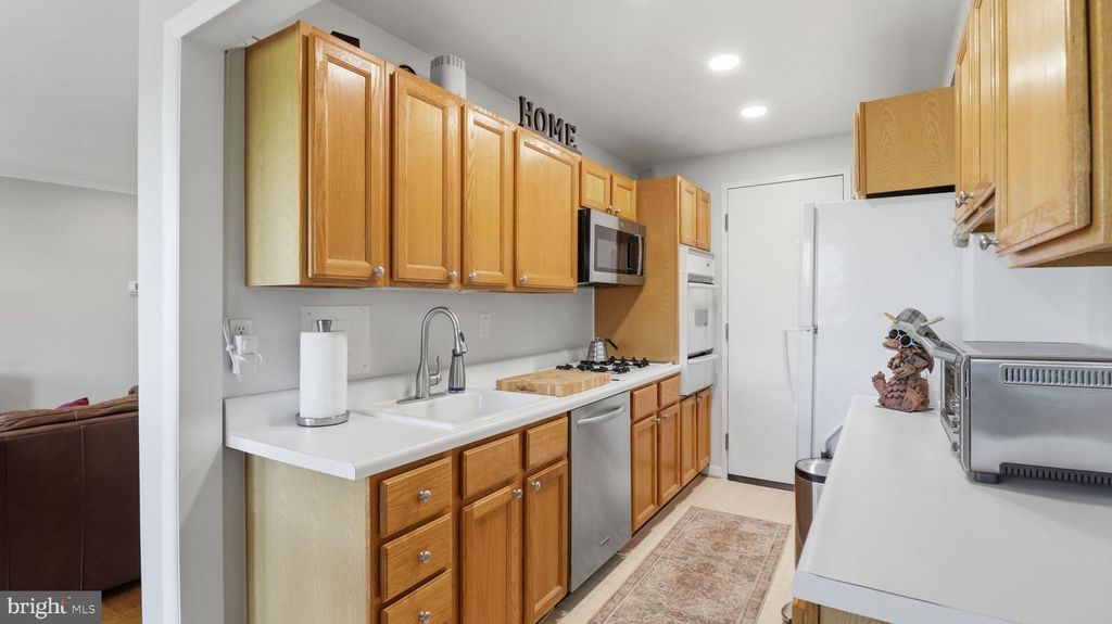 Image 3 of property listing at 10201 GROSVENOR PL #1009, Rockville, MD 20852