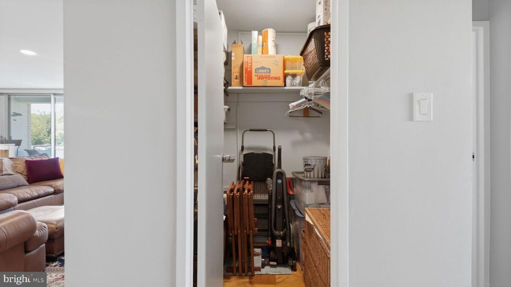 Image 30 of property listing at 10201 GROSVENOR PL #1009, Rockville, MD 20852