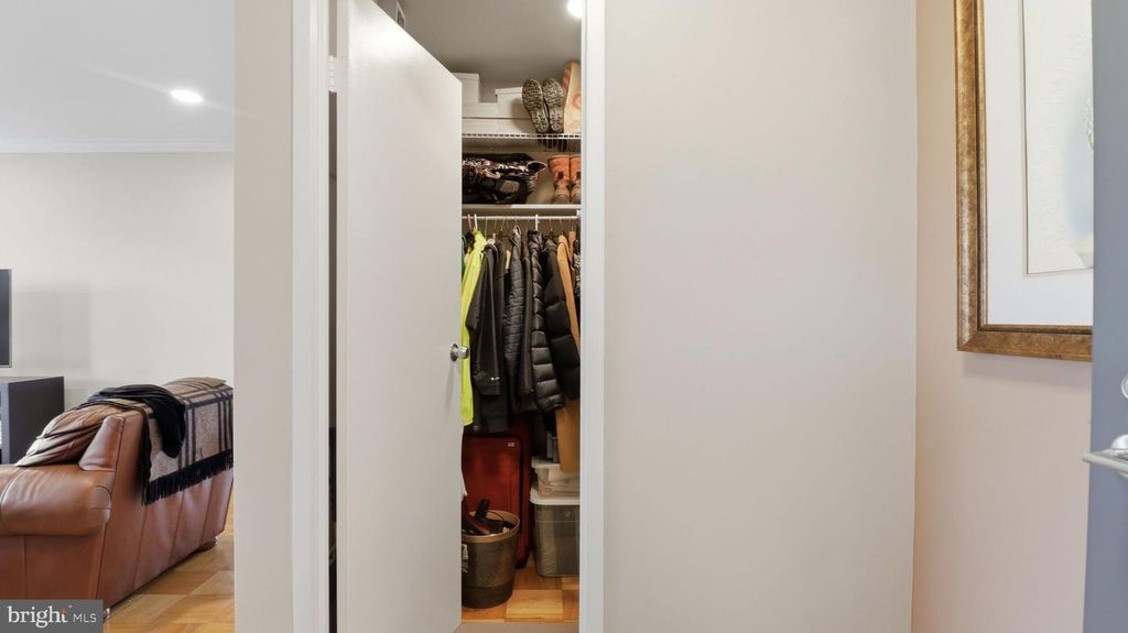 Image 31 of property listing at 10201 GROSVENOR PL #1009, Rockville, MD 20852