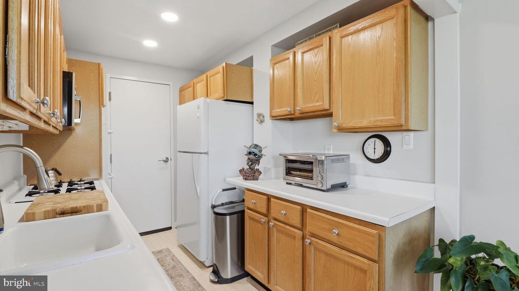 Image 4 of property listing at 10201 GROSVENOR PL #1009, Rockville, MD 20852