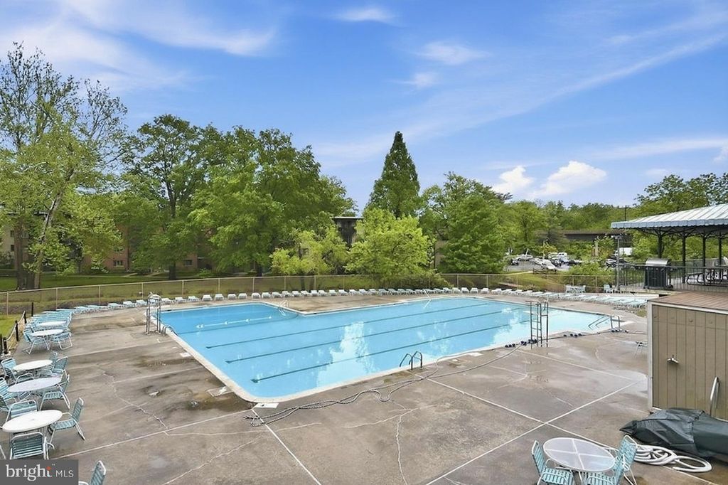 Image 52 of property listing at 10201 GROSVENOR PL #1009, Rockville, MD 20852
