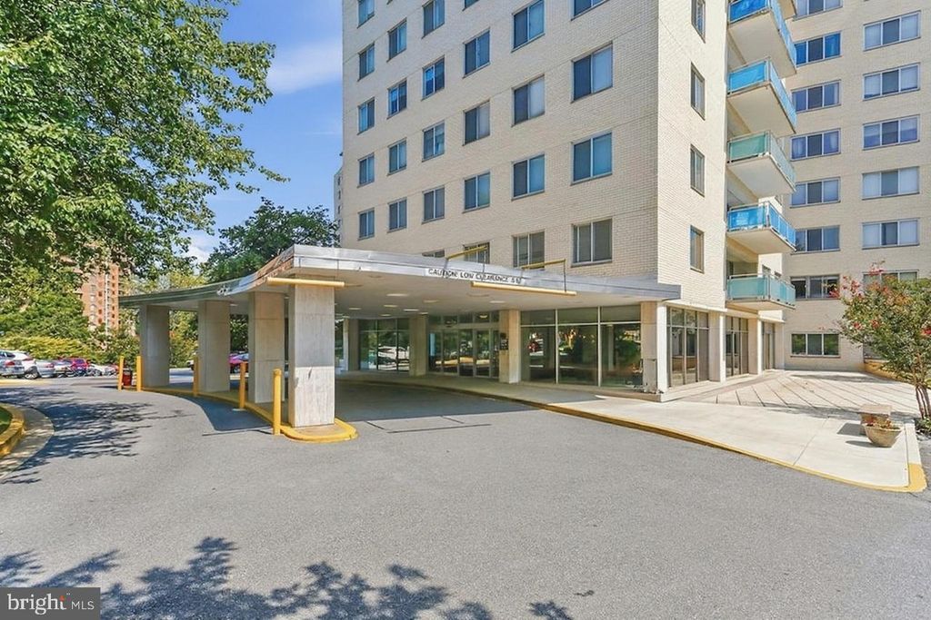 Image 65 of property listing at 10201 GROSVENOR PL #1009, Rockville, MD 20852