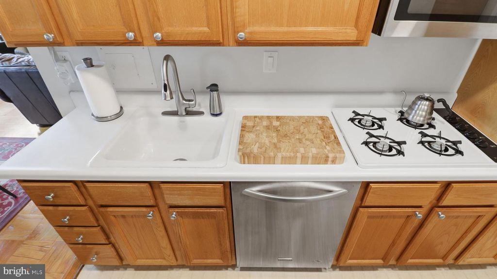 Image 7 of property listing at 10201 GROSVENOR PL #1009, Rockville, MD 20852