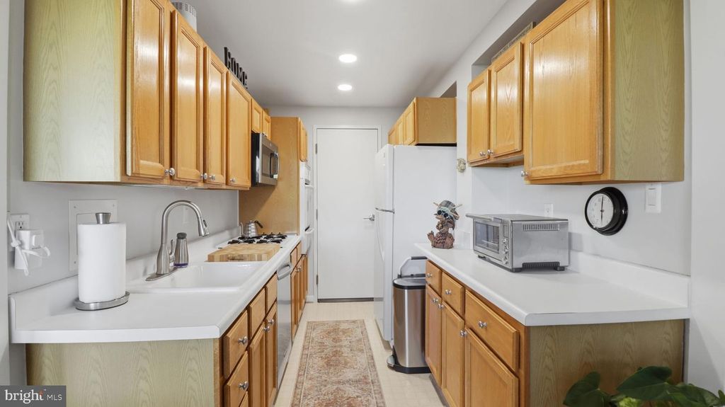 Image 8 of property listing at 10201 GROSVENOR PL #1009, Rockville, MD 20852