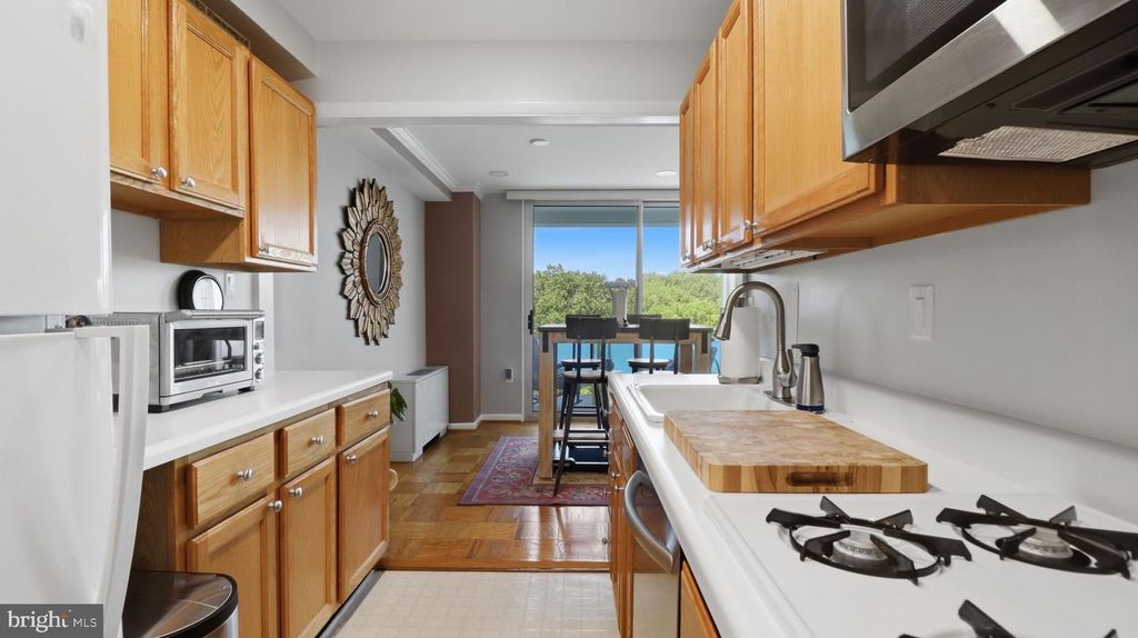 Image 9 of property listing at 10201 GROSVENOR PL #1009, Rockville, MD 20852