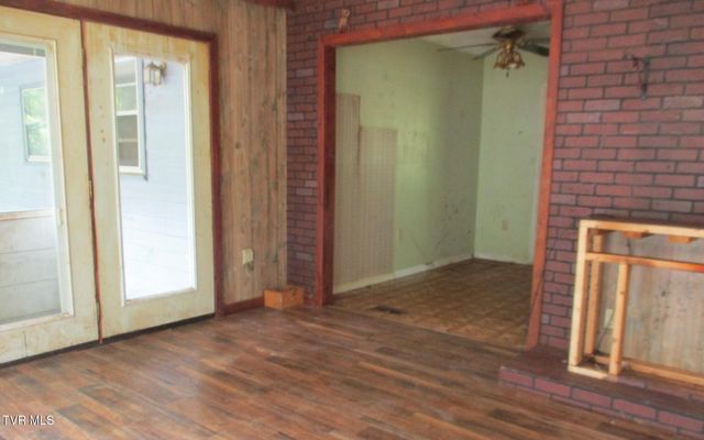 371 Jonesboro Drive, Bluff City, TN 37618