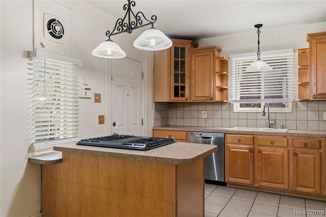16614 Edinborough Road, Detroit, MI 48219