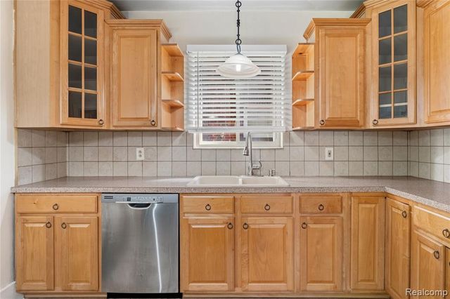 16614 Edinborough Road, Detroit, MI 48219