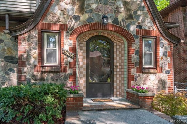 16614 Edinborough Road, Detroit, MI 48219
