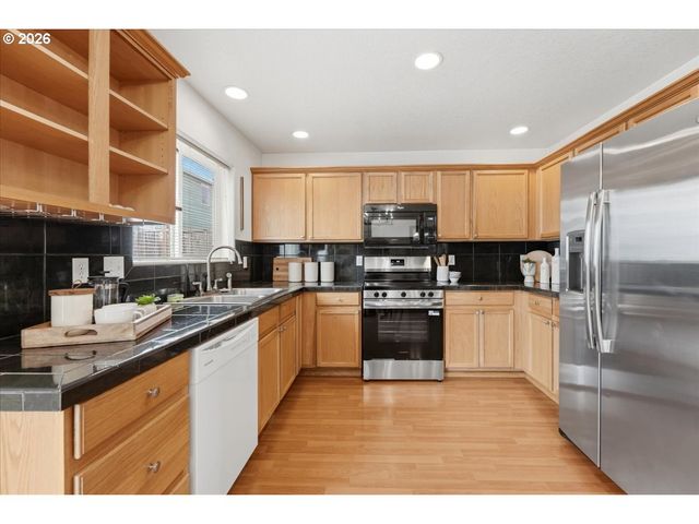 7861 Se SPRINGWATER Dr, Portland, OR 97206