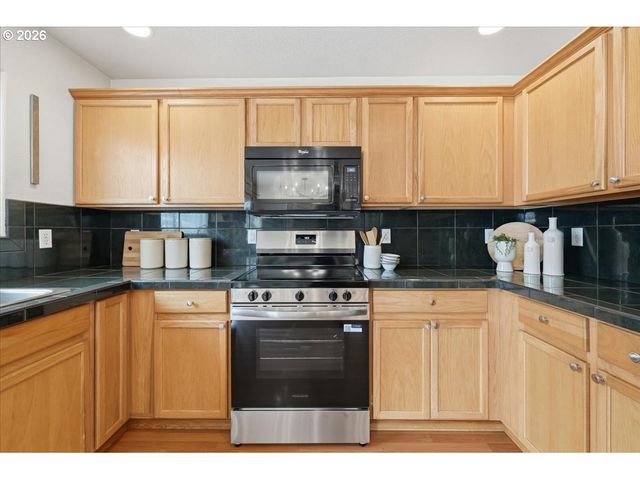 7861 Se SPRINGWATER Dr, Portland, OR 97206