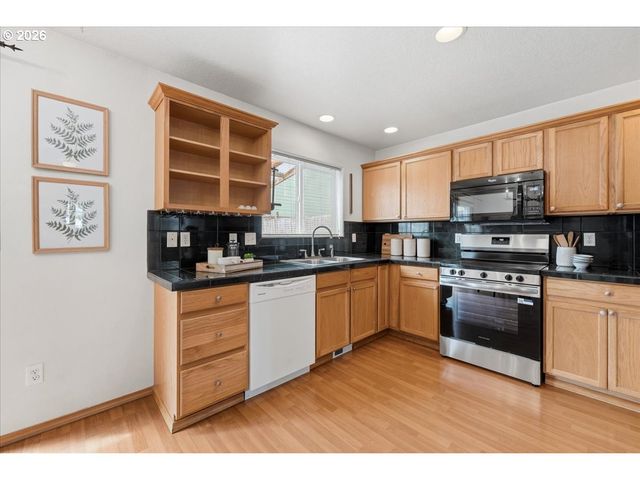 7861 Se SPRINGWATER Dr, Portland, OR 97206
