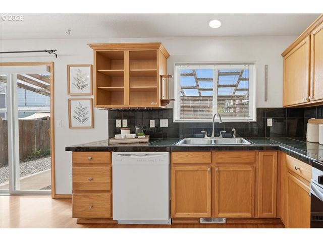 7861 Se SPRINGWATER Dr, Portland, OR 97206