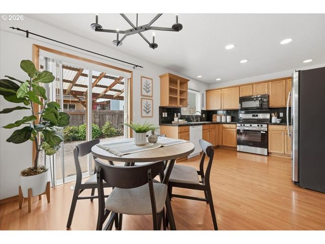 7861 Se SPRINGWATER Dr, Portland, OR 97206
