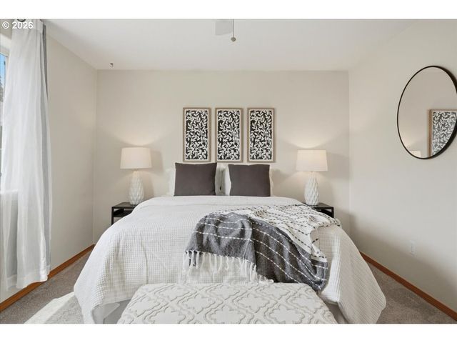 7861 Se SPRINGWATER Dr, Portland, OR 97206