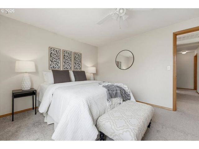 7861 Se SPRINGWATER Dr, Portland, OR 97206