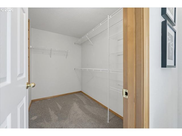 7861 Se SPRINGWATER Dr, Portland, OR 97206
