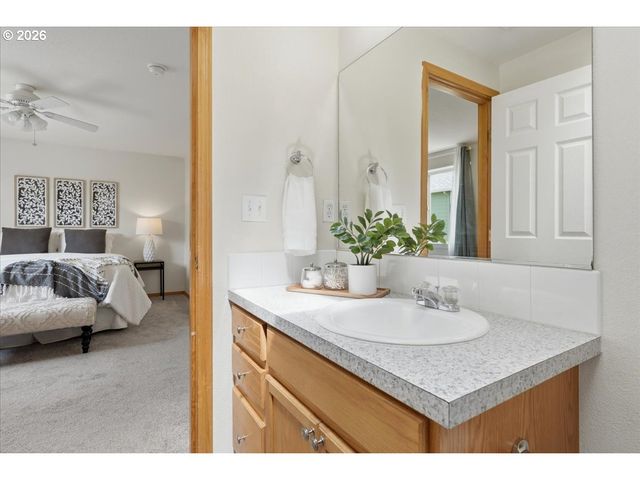 7861 Se SPRINGWATER Dr, Portland, OR 97206
