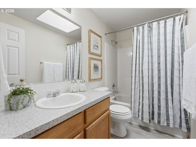 7861 Se SPRINGWATER Dr, Portland, OR 97206