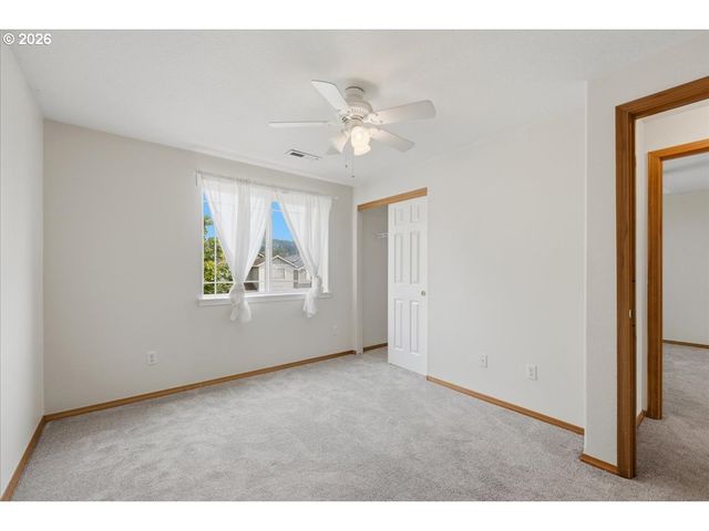 7861 Se SPRINGWATER Dr, Portland, OR 97206