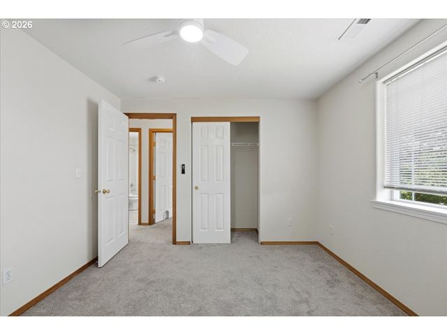 7861 Se SPRINGWATER Dr, Portland, OR 97206
