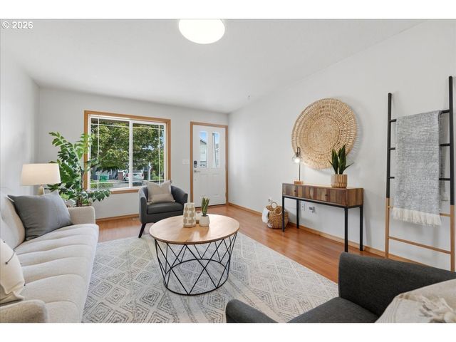 7861 Se SPRINGWATER Dr, Portland, OR 97206