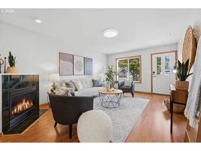 7861 Se SPRINGWATER Dr, Portland, OR 97206