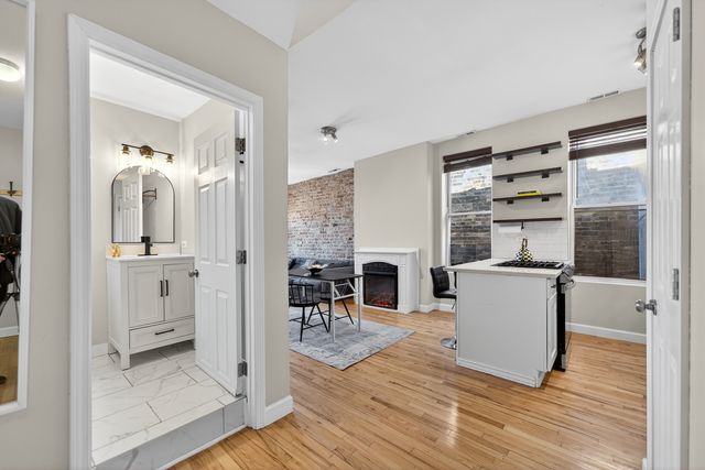 1324 W Huron Street 4R, Chicago, IL 60642