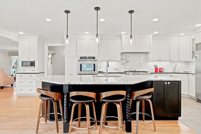 93 Wheel Meadow Dr, Longmeadow, MA 01106