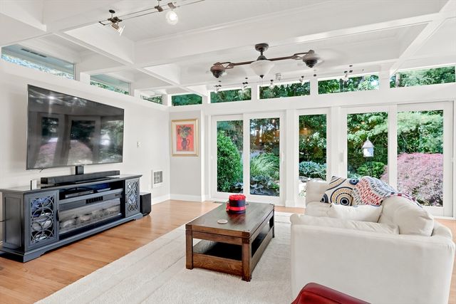 93 Wheel Meadow Dr, Longmeadow, MA 01106