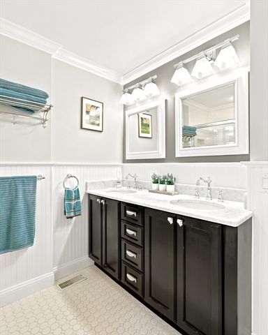 93 Wheel Meadow Dr, Longmeadow, MA 01106