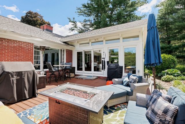 93 Wheel Meadow Dr, Longmeadow, MA 01106