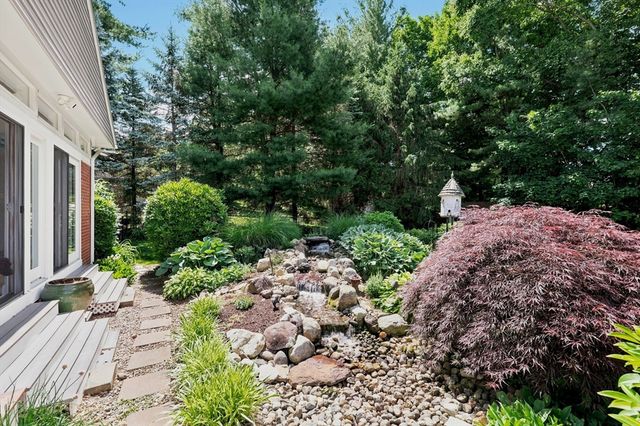 93 Wheel Meadow Dr, Longmeadow, MA 01106