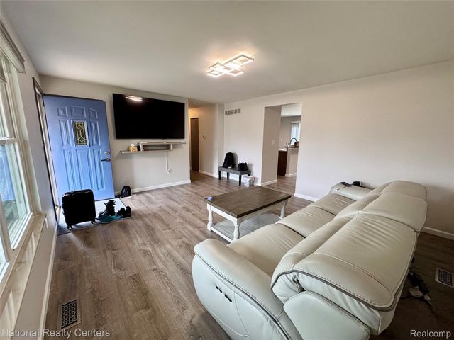 40684 Village Wood Road, Novi, MI 48375