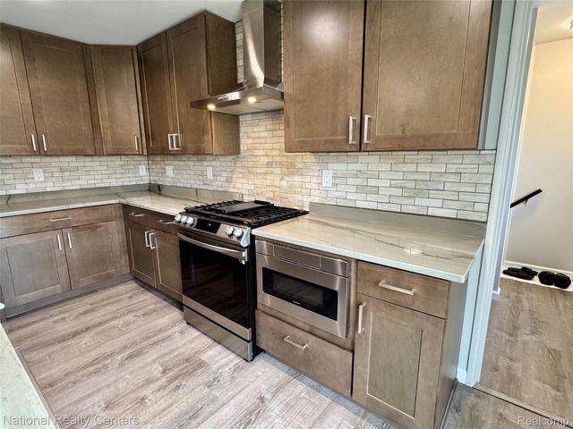 40684 Village Wood Road, Novi, MI 48375