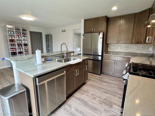 40684 Village Wood Road, Novi, MI 48375