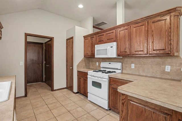 3825 Pamela Lane, Yukon, OK 73099