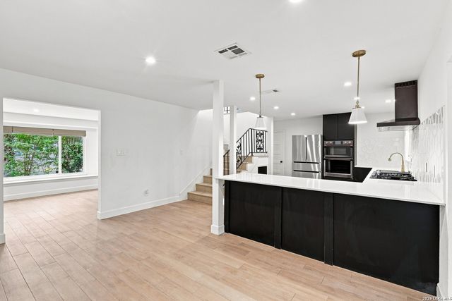 209 DANDELION LN, Castle Hills, TX 78213