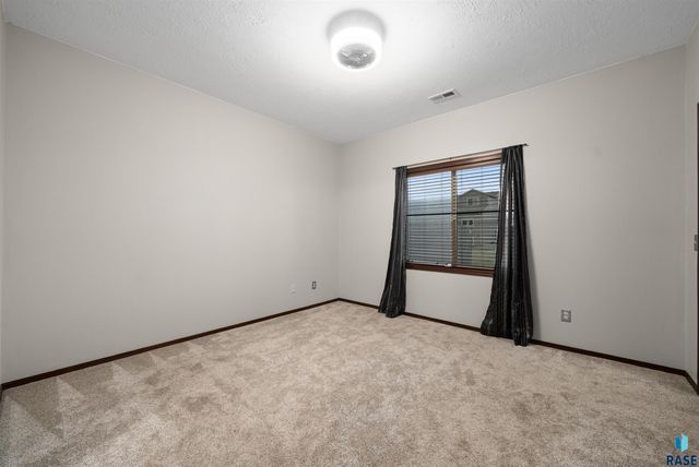 2904 E Indigo Pl Place, Sioux Falls, SD 57108