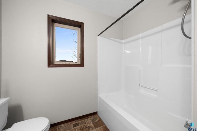 2904 E Indigo Pl Place, Sioux Falls, SD 57108