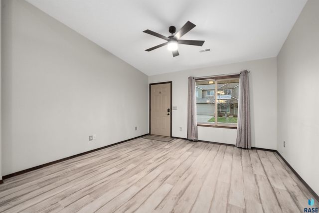 2904 E Indigo Pl Place, Sioux Falls, SD 57108