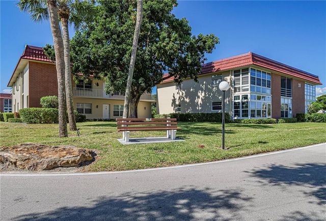 28 Pine Arbor Lane 101, Vero Beach, FL 32962