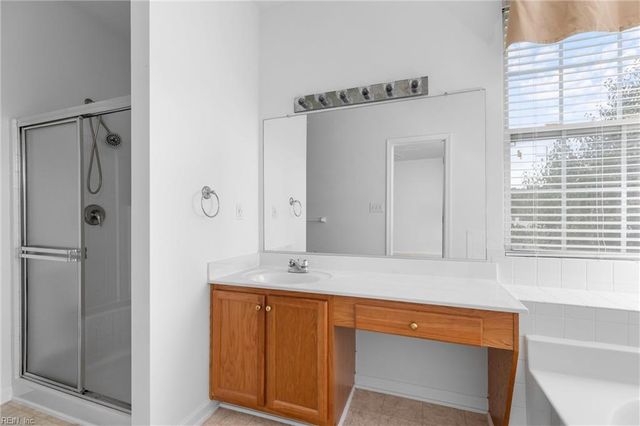 2204 Harton LN, Chesapeake, VA 23323