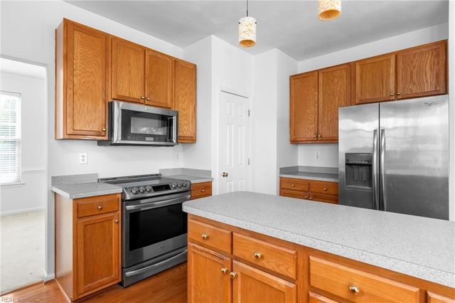2204 Harton LN, Chesapeake, VA 23323
