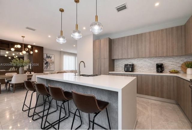 10384 NW 67th Terrace, Doral, FL 33178